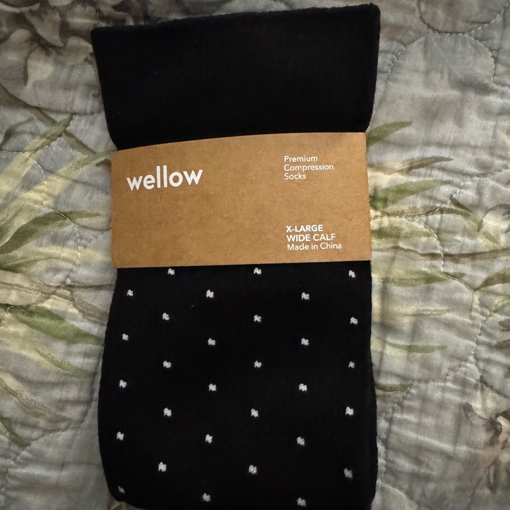 Wellow compression socks
